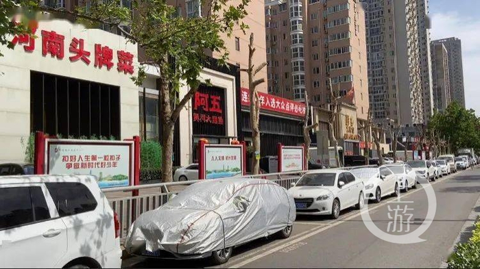 ▲郑州英协路上阿武餐馆门口，10余棵行道树被人下毒，该店5名员工涉嫌损坏财物罪被刑拘。图片来源/受访者供图