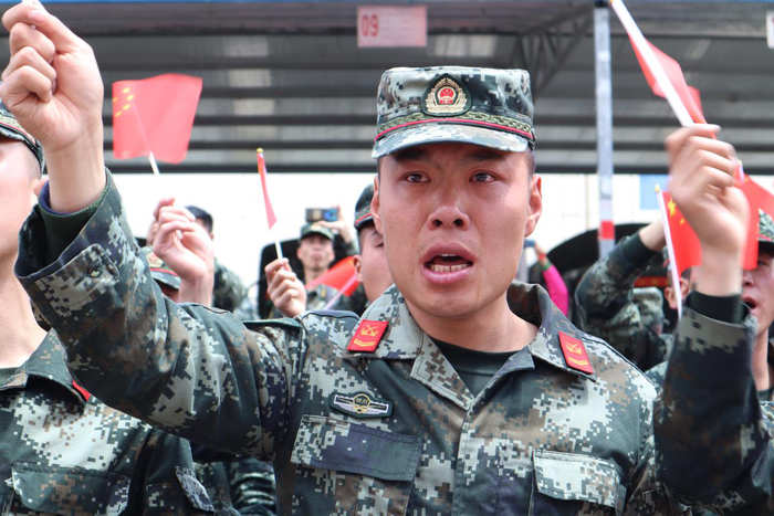 （战士在唱《钢铁战歌》时情绪激动落泪）