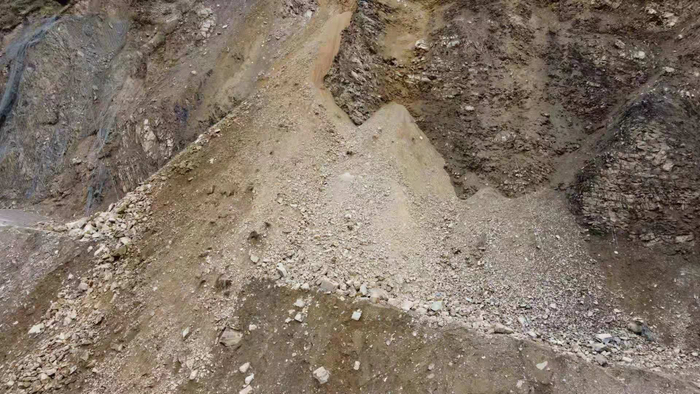 △国道215线甘孜州石渠县山体滑坡
