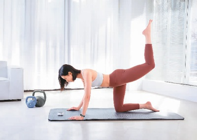 　　用户根据Keep App指导进行居家锻炼。