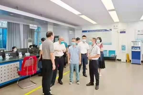 福建省医保局领导在三明调研。图片来源：三明市医保局