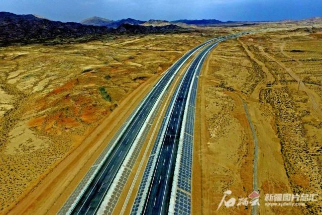 京新高速新疆段。石榴云/新疆日报记者蔡增乐摄