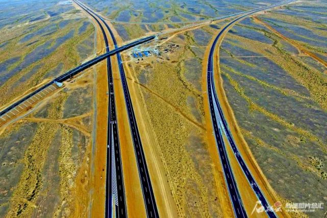 京新高速和连霍高速联络线纵横交错（2017年6月18日摄）。石榴云/新疆日报记者蔡增乐摄
