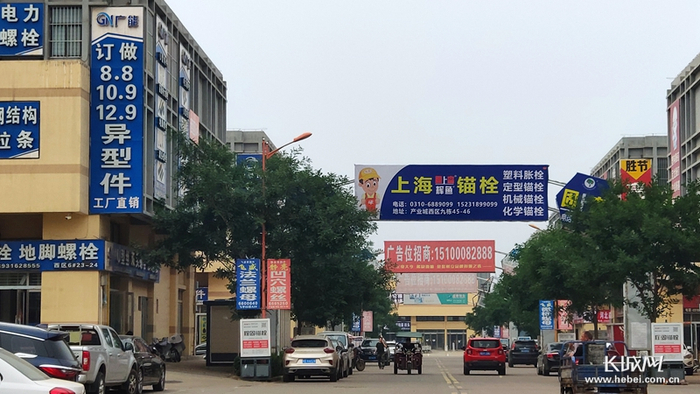 永年繁荣的紧固件市场。  长城网记者 郑建卫 摄