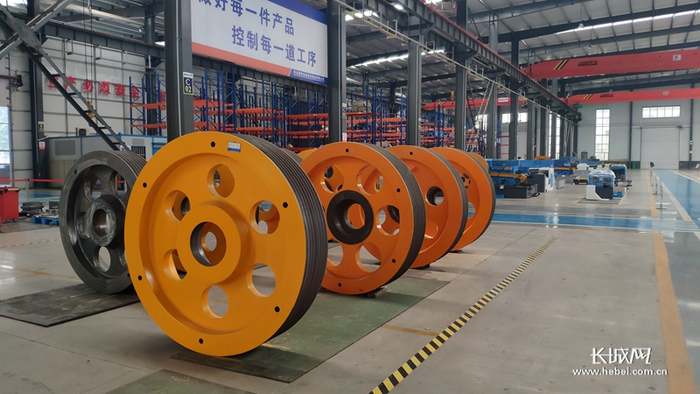 位于永年的冷镦机（生产紧固件的设备）制造厂家。  长城网记者 郑建卫 摄