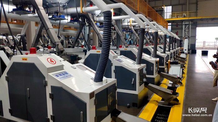 全自动的钻尾丝生产线。  长城网记者 郑建卫 摄