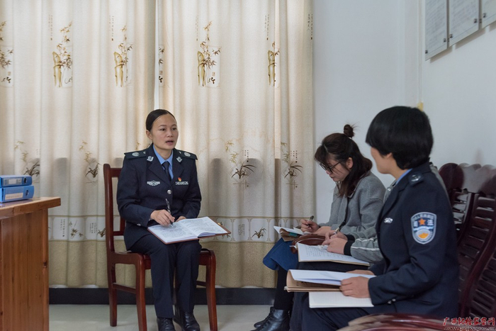 陈海靥与同事在分析某起纠纷情况。