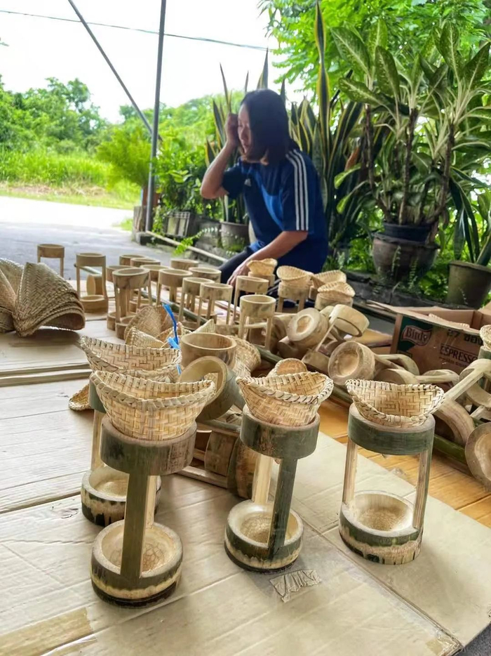 发货前查苏达在查看竹制咖啡滤壶质量。（图片由受访者提供）