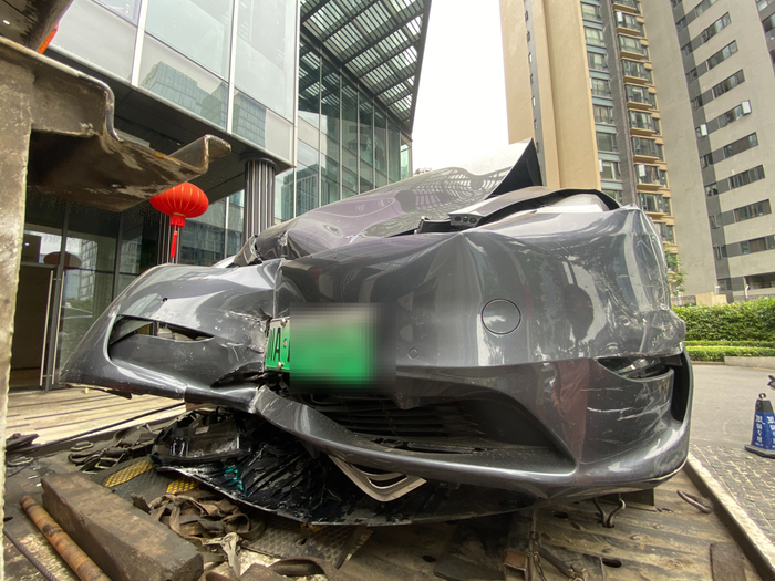 ↑祝先生的特斯拉车头严重受损