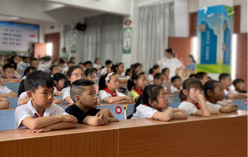 正在聚精会神听课的同学们