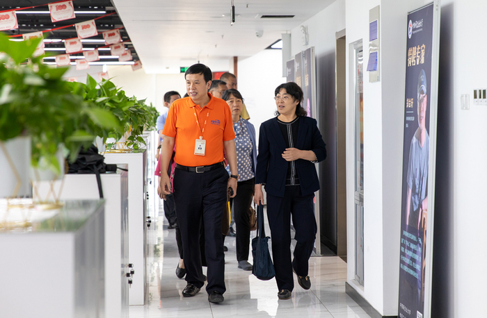 组图为中钢协副会长兼秘书长屈秀丽一行参观中钢网