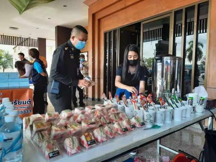 顾客正在享用查苏达提供的茶歇。（图片由受访者提供）