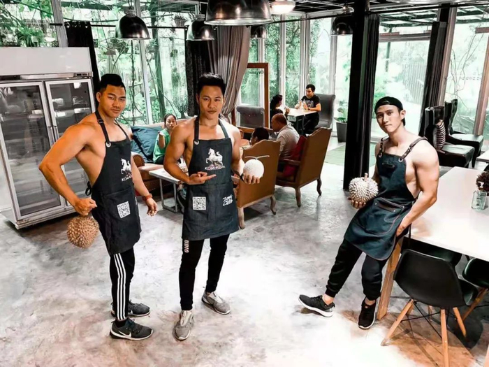 古茶伽健身房的健身教练卖榴莲。（图片由受访者提供）