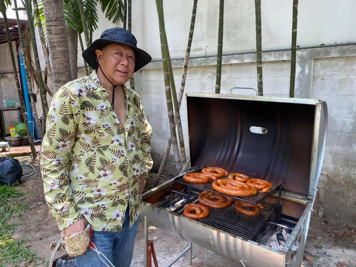 机长维查育在自家后院制作烤香肠。（图片由受访者提供）