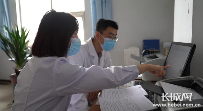 衡水市第四人民医院工作人员对国家集采中选挂网的冠脉支架进行查询。长城网记者 胡竞文 摄