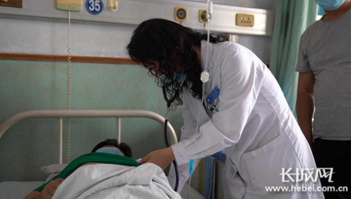 医生为患者张女士检查术后恢复情况。长城网记者 胡竞文 摄