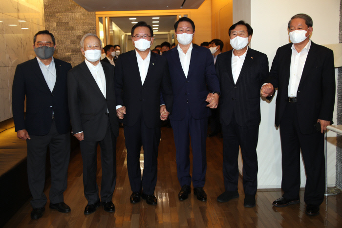 韩国总理金富谦（左三） 图片来源：《京乡新闻》