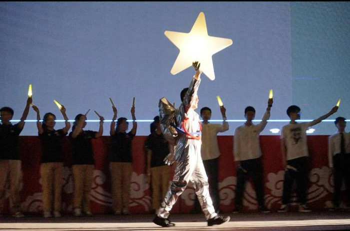 操场变成星光的海洋。图片来源：扬子晚报