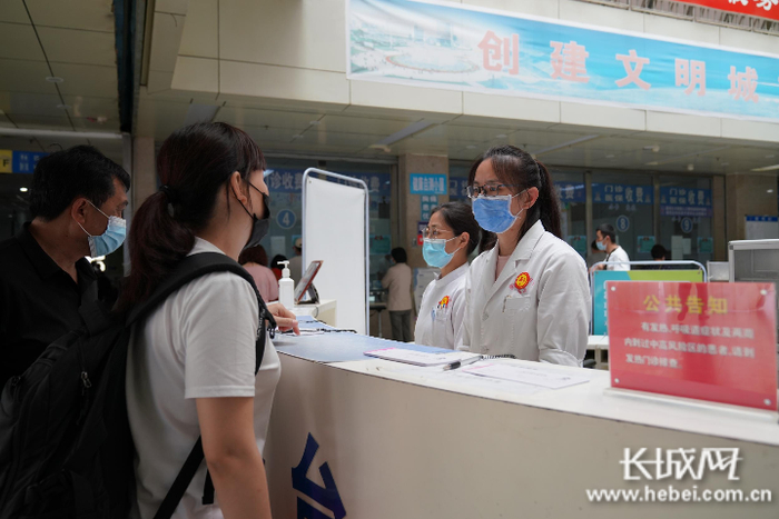 衡水市第四人民医院内，工作人员正在为就医的市民进行问题解答。长城网记者 胡竞文 摄