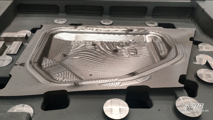 泊头一企业粗加工后的汽车模具。 长城网记者 郑建卫 摄