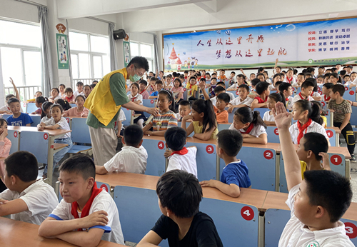 同学们跃跃欲试，纷纷举手抢答