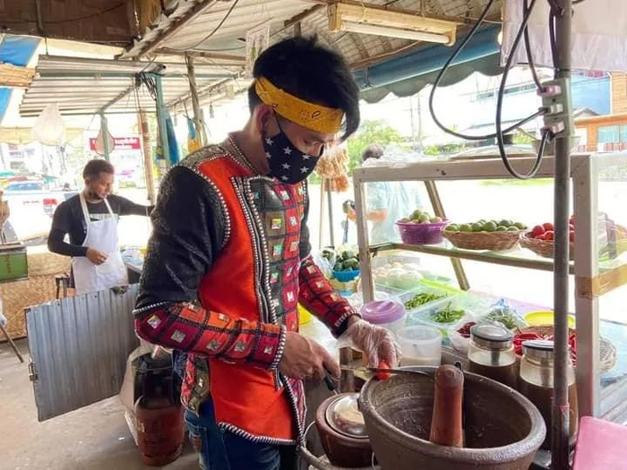 素拉差正在小吃店里制作青木瓜沙拉。（图片由受访者提供）