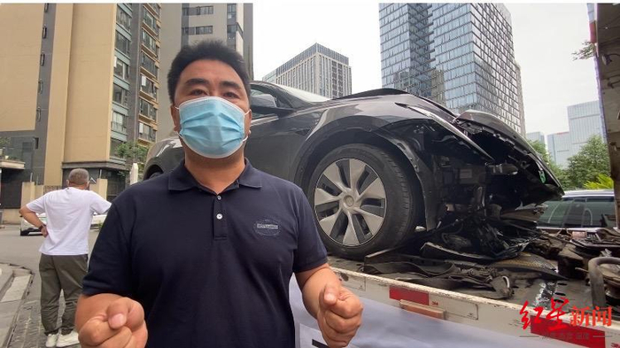 ↑祝先生称自己刚买一个月的特斯拉在停车场突然失控