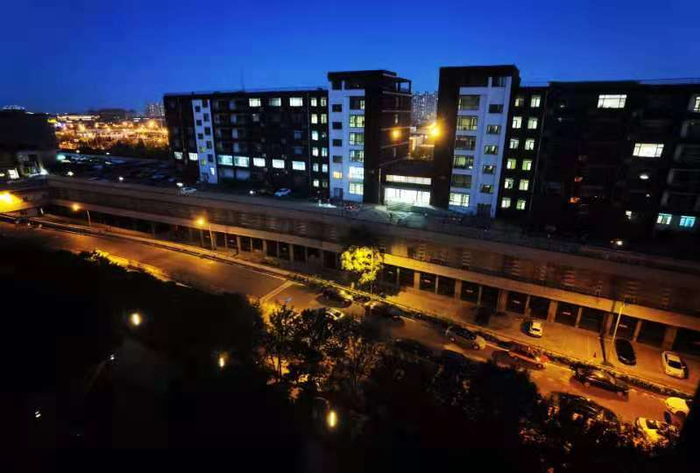 （楼前便是地铁站站房，列车经过时“咣当”声带着回音往屋里灌。）