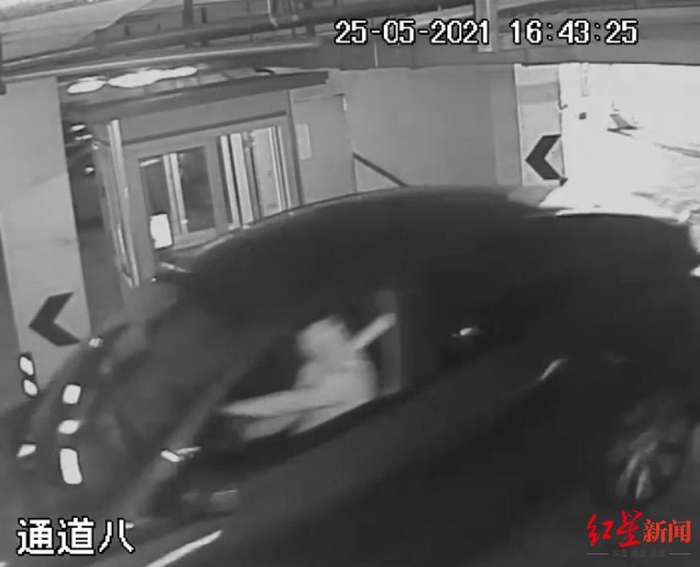 ↑车辆驶入停车场右转&nbsp;视频截图