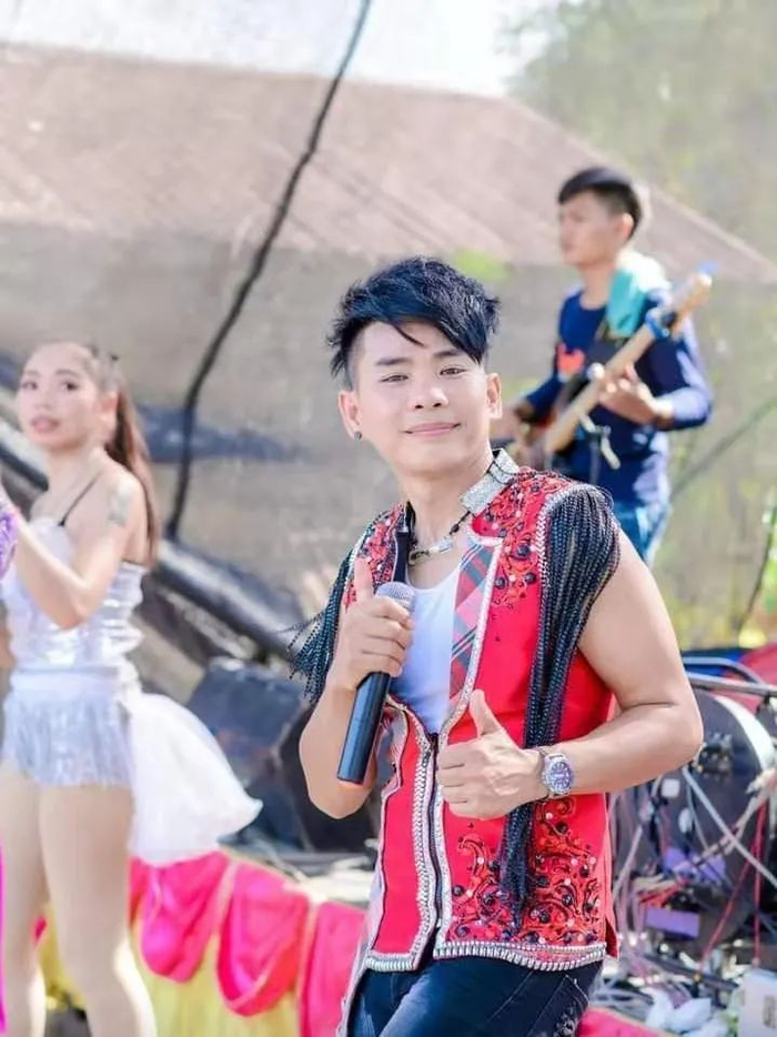 疫情暴发前素拉差在舞台表演。（图片由受访者提供）