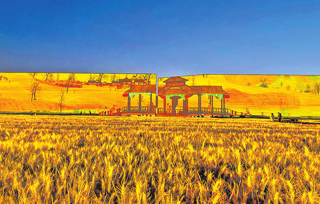 “戏剧幻城”讲述了关于“黄河、土地、粮食、传承”的故事，让更多人感受到戏剧文化的魅力。（记者 聂冬晗 摄）