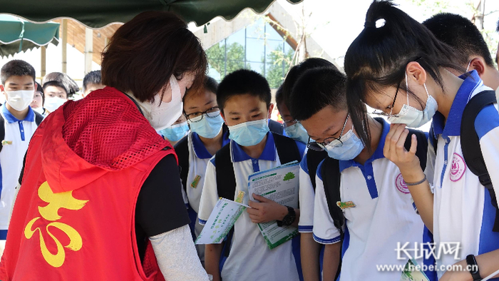 同学们在活动现场认识不同的植物，了解植物的功能和药用价值。长城网记者 李代姣 摄
