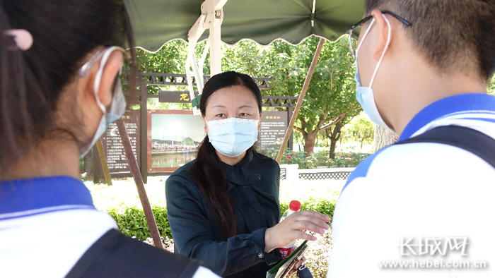 带队教师现场为同学们进行讲解。长城网记者 李代姣 摄