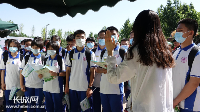 活动现场，科普讲解人员与同学们互动。长城网记者 李代姣 摄