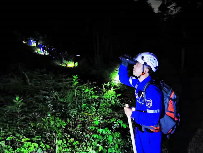 ▲富阳先锋应急救援队队员在搜寻豹子