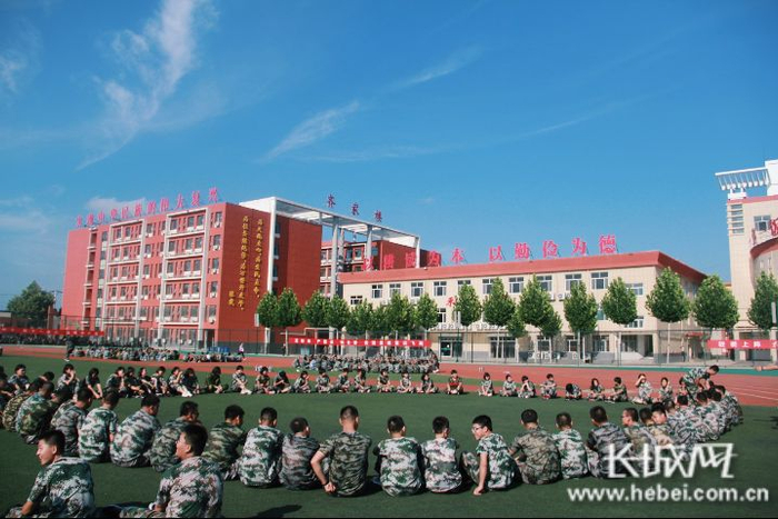河北景县中学新生军训掠影。资料图