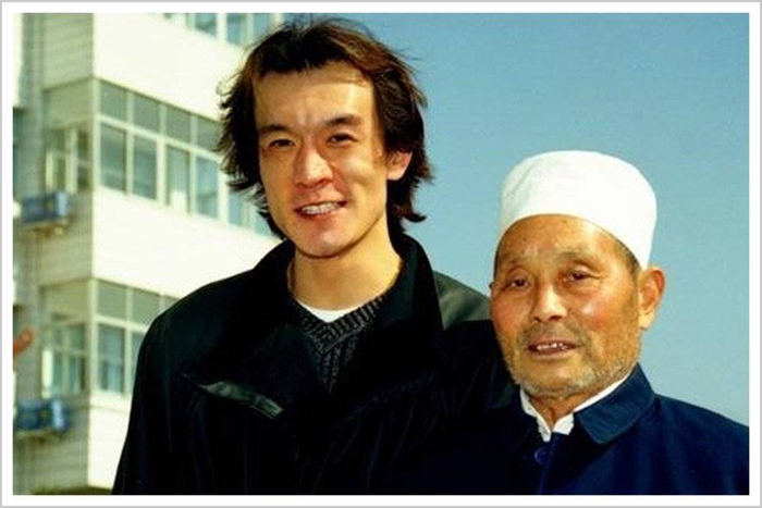 晚年王守义与央视综艺节目《幸运52》主持人李咏的合影