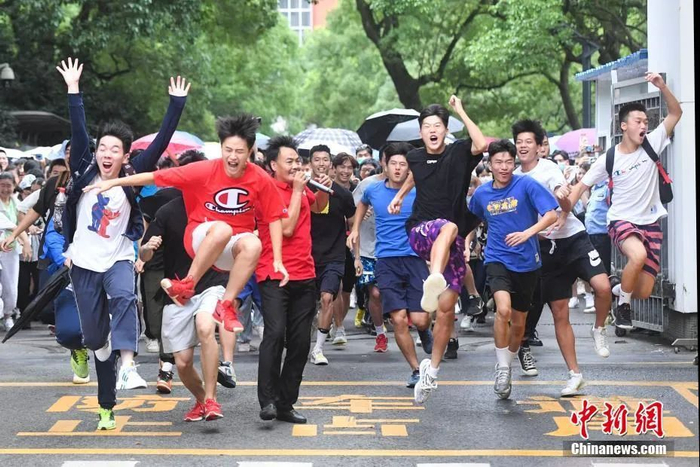 资料图：2020年高考结束，冲出考点的高考考生高高跃起，庆祝考试结束。中新社记者 杨华峰 摄