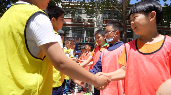 △2021年6月3日，北京师范大学实验小学，一场篮球赛即将开打，仪式感还是要讲究的。