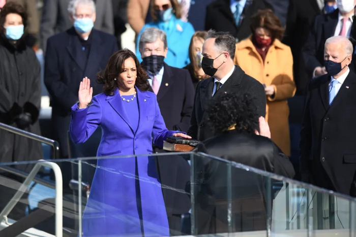 　　1月20日，在美国首都华盛顿国会山，哈里斯（前左）在就职典礼上宣誓就任美国副总统。新华社记者刘杰摄
