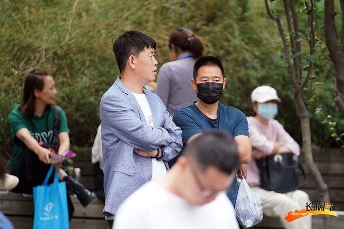 唐山开滦一中考点，在考场外等候的家长。长城网记者 邢丁 摄