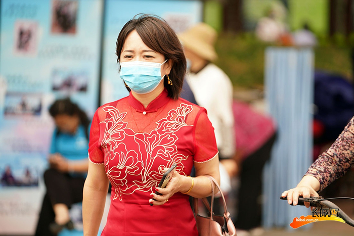 唐山开滦一中考点，在考场外等候的家长。长城网记者 邢丁 摄