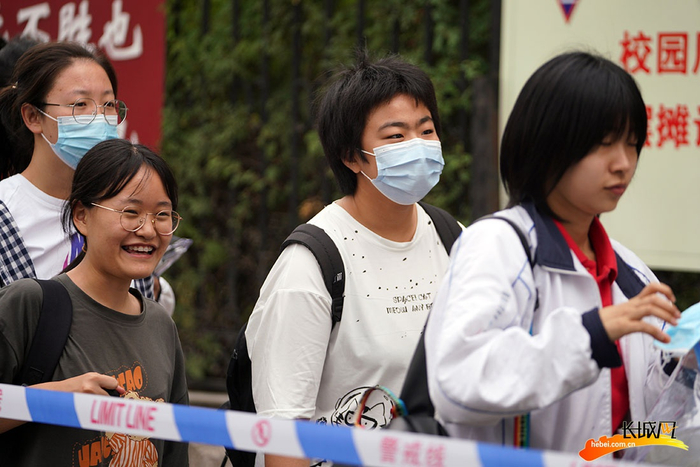 唐山开滦一中考点，考生有序进入考场。长城网记者 邢丁 摄