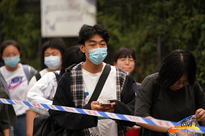 唐山开滦一中考点，考生有序进入考场。长城网记者 邢丁 摄