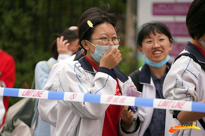 唐山开滦一中考点，考生有序进入考场。长城网记者 邢丁 摄
