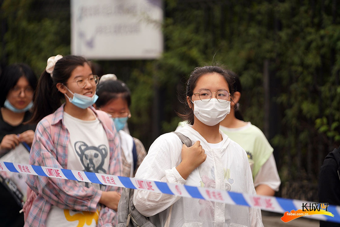 唐山开滦一中考点，考生有序进入考场。长城网记者 邢丁 摄