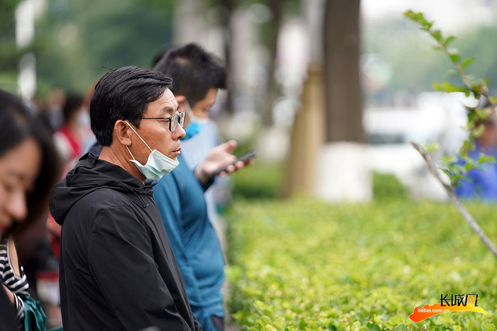 　唐山开滦一中考点，在考场外等候的家长。长城网记者 邢丁 摄