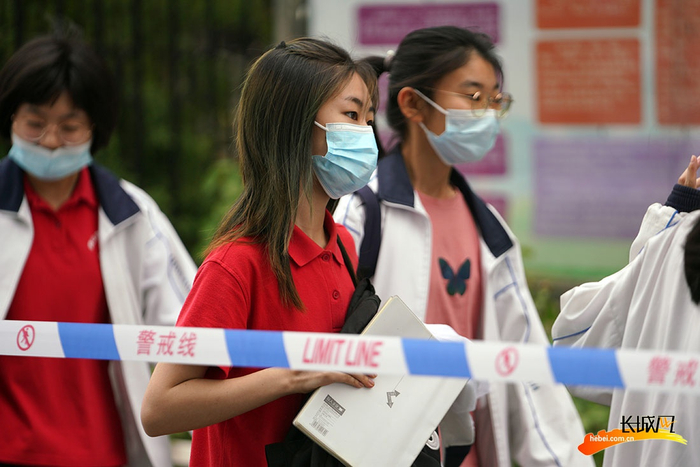 唐山开滦一中考点，考生有序进入考场。长城网记者 邢丁 摄