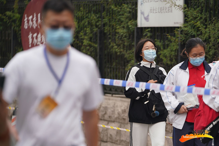 唐山开滦一中考点，考生有序进入考场。长城网记者 邢丁 摄