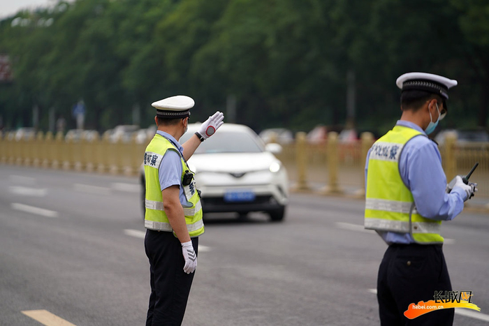 唐山开滦一中考点，交警正在考场外指挥交通。长城网记者 邢丁 摄